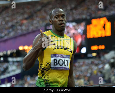 Usain Bolt della Giamaica onde ai fotografi dopo la concorrenza negli uomini 200M semifinali al London 2012 Olimpiadi di estate in agosto 8, 2012 in Stratford, Londra. Il bullone è terminato con un tempo di 20,18 secondi per qualificarsi per la finale. UPI/Brian Kersey Foto Stock