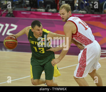 La Lituania Sarunas Jasikevicius (L) guarda al passato di trasmissione della Russia a Anton Ponkrashov durante il Lithuania-Russia di pallacanestro degli uomini di concorrenza preliminare al 2012 Olimpiadi di estate, 8 agosto 2012, a Londra, in Inghilterra. UPI/Mike Theiler Foto Stock