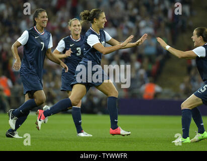 Degli Stati Uniti Carli Lloyd (C) jubilates con i compagni di squadra Kelley O'Hara (R) e Shannon Boxx (L) e Christie Rampone dopo segnando il suo secondo obiettivo del gioco, come il team statunitense è andato a una vittoria 2-1 sopra il Giappone per le donne del Soccer medaglia d oro al Wembley Stadium al 2012 Olimpiadi di estate, 9 agosto 2012, a Londra, in Inghilterra. UPI/Mike Theiler Foto Stock