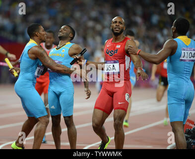 Angelo Taylor degli STATI UNITI D'AMERICA guarda al quadro di valutazione come il relè delle Bahamas team vincente celebra l'oro negli uomini 4x400 Relè presso il London 2012 Olimpiadi di estate il 10 agosto 2012 a Londra. Gli Stati Uniti hanno preso l'argento. UPI/Terry Schmitt Foto Stock