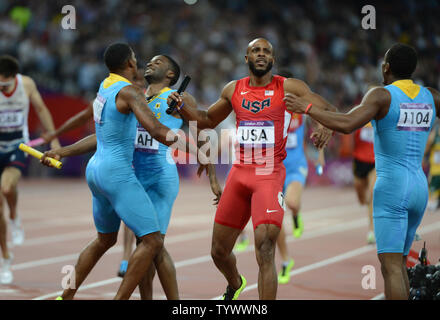 Angelo Taylor degli STATI UNITI D'AMERICA guarda al quadro di valutazione come il relè delle Bahamas team vincente celebra l'oro negli uomini 4x400 Relè presso il London 2012 Olimpiadi di estate il 10 agosto 2012 a Londra. Gli Stati Uniti hanno preso l'argento. UPI/Terry Schmitt Foto Stock