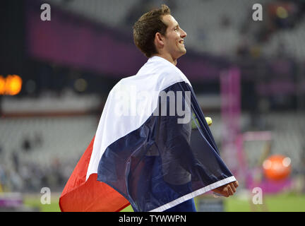 Renaud Lavillenie di Francia festeggia dopo l'impostazione di un record olimpico con un salto di 5.97M di uomini della Pole Vault finale al London 2012 Olimpiadi di estate il 10 agosto 2012 a Stratford, Londra. Lavillenie del salto di lui ha vinto la medaglia d'oro. UPI/Brian Kersey Foto Stock