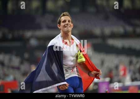Renaud Lavillenie di Francia festeggia dopo l'impostazione di un record olimpico con un salto di 5.97M di uomini della Pole Vault finale al London 2012 Olimpiadi di estate il 10 agosto 2012 a Stratford, Londra. Lavillenie del salto di lui ha vinto la medaglia d'oro. UPI/Brian Kersey Foto Stock