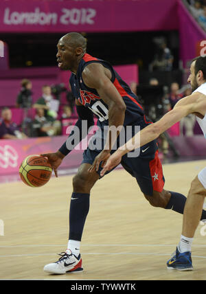 Degli Stati Uniti Kobe Bryant (L) dribbling passato Argentina del Emauel Ginobili come noi sconfitto Argentina, 109-83, negli USA-Argentina di pallacanestro degli uomini di concorrenza Semi-Final al 2012 Olimpiadi di estate, 10 agosto 2012, a Londra, in Inghilterra. Noi giocheranno la Spagna per la medaglia d'oro nella finale. UPI/Mike Theiler Foto Stock