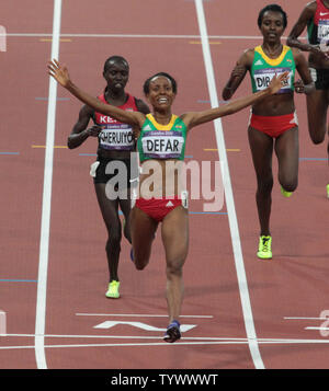 Etiopia di Meseret DEFAR festeggia conquistando la donna 5000 metri finale sull'ottavo giorno dell'Atletica alle Olimpiadi stadium al London 2012 Olimpiadi di estate il 10 agosto 2012 a Londra. UPI/Hugo Philpott Foto Stock