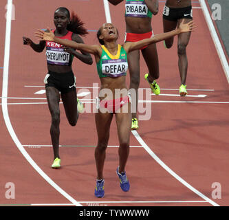 Etiopia di Meseret DEFAR festeggia conquistando la donna 5000 metri finale sull'ottavo giorno dell'Atletica alle Olimpiadi stadium al London 2012 Olimpiadi di estate il 10 agosto 2012 a Londra. UPI/Hugo Philpott Foto Stock