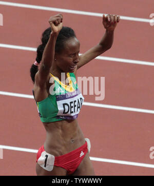 Etiopia di Meseret DEFAR festeggia conquistando la donna 5000 metri finale sull'ottavo giorno dell'Atletica alle Olimpiadi stadium al London 2012 Olimpiadi di estate il 10 agosto 2012 a Londra. UPI/Hugo Philpott Foto Stock