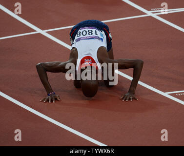 Gran Bretagna Mo Farah bacia il via dopo aver vinto l'uomo 5000 metri sul finale il nono giorno dell'Atletica alle Olimpiadi stadium al London 2012 Olimpiadi di estate in agosto 11, 2012 a Londra. UPI/Hugo Philpott Foto Stock