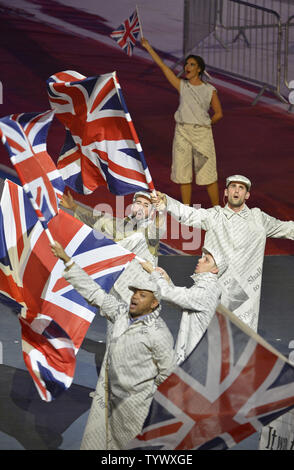 Gli artisti interpreti o esecutori onda bandiere britanniche durante la cerimonia di chiusura per il London 2012 Olimpiadi di estate il 12 agosto 2012 a Stratford, Londra. I prossimi giochi olimpici estivi saranno nel 2016 a Rio de Janeiro. UPI/Brian Kersey Foto Stock