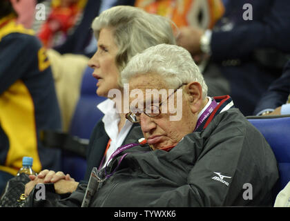 Ex Segretario di Stato americano Henry Kissinger snoozes accanto alla moglie Nancy durante gli Stati Uniti-Spagna di pallacanestro degli uomini di medaglia d oro medaglia gioco al 2012 Olimpiadi di estate, 12 agosto 2012, a Londra, in Inghilterra. UPI/Mike Theiler Foto Stock