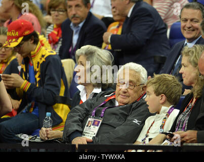 Ex Segretario di Stato americano Henry Kissinger e sua moglie Nancy durante gli Stati Uniti-Spagna di pallacanestro degli uomini di medaglia d oro medaglia gioco al 2012 Olimpiadi di estate, 12 agosto 2012, a Londra, in Inghilterra. UPI/Mike Theiler Foto Stock