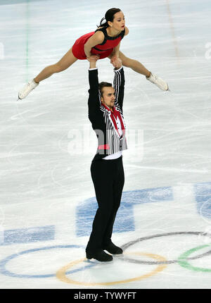 Ksenia Stolbova e Fedor Klimov eseguire durante il pattinaggio di figura coppie Team Pattinaggio di libera concorrenza come parte dei giochi olimpici invernali a Sochi, Russia in data 8 febbraio 2014. UPI/Maya Vidon-White Foto Stock