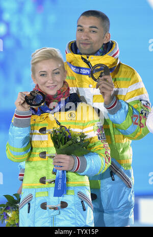 La Germania Aliona Savchenko e Robin Szolkowy posano con le loro medaglie di bronzo durante la cerimonia della vittoria per il pattinaggio artistico coppie a Sochi 2014 Olimpiadi invernali il 13 febbraio 2014 in Sochi, Russia. UPI/Brian Kersey Foto Stock