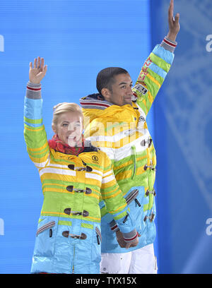 La Germania Aliona Savchenko e Robin Szolkowy posano con le loro medaglie di bronzo durante la cerimonia della vittoria per il pattinaggio artistico coppie a Sochi 2014 Olimpiadi invernali il 13 febbraio 2014 in Sochi, Russia. UPI/Brian Kersey Foto Stock