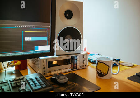 Tavolo con music system monitor e tastiera e il coperchio Foto Stock
