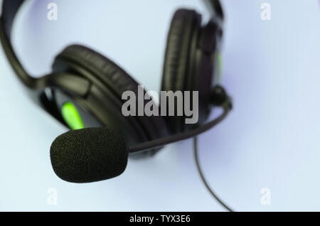 Cuffie nero giace su un pastello colorato sfondo blu. Ascolto di musica concept Foto Stock