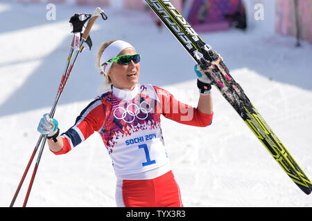 La Norvegia è Therese Johaug celebra dopo la finitura secondo le signore 30 km mass start free cross-country gara a Sochi 2014 Olimpiadi invernali il 22 febbraio 2014 in Krasnaya Polyana, Russia. Norvegia spazzato via le medaglie con Marit Bjoergen tenendo oro, Johaug prendendo argento e Kristin Stoermer Steira bronzo vincente. UPI/Kevin Dietsch Foto Stock