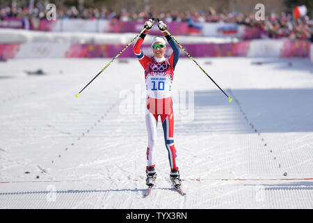 La Norvegia è Kristin Stoermer Steira celebra dopo aver finito terzo nel Signore 30 km mass start free cross country gara a Sochi 2014 Olimpiadi invernali il 22 febbraio 2014 in Krasnaya Polyana, Russia. Norvegia spazzato via le medaglie con Marit Bjoergen tenendo oro, Therese Johaug prendendo argento e Steira bronzo vincente. UPI/Kevin Dietsch Foto Stock