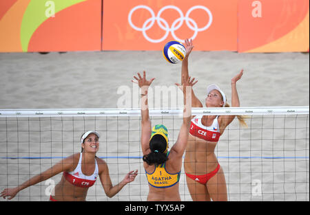 Repubblica ceca Marketa Slukova (R) e Barbora Hermannova restituire la palla contro il Brasile è Agatha Rippel durante il loro preliminare di beach volley di gioco nel Rio 2016 Olimpiadi di estate a Rio de Janeiro, Brasile, 6 agosto 2016. Foto di Kevin Dietsch/UPI Foto Stock