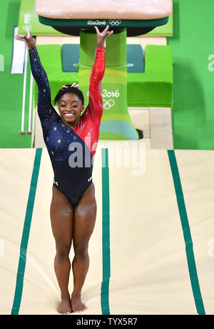 Ginnasta americano Simone Biles compete nel vault qualifiche presso il Rio 2016 Olimpiadi di estate a Rio de Janeiro, Brasile, 6 agosto 2016. Foto di Kevin Dietsch/UPI Foto Stock