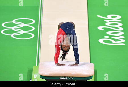 Ginnasta americano Simone Biles compete nel vault qualifiche presso il Rio 2016 Olimpiadi di estate a Rio de Janeiro, Brasile, 6 agosto 2016. Foto di Kevin Dietsch/UPI Foto Stock