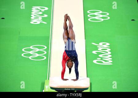 Ginnasta americano Simone Biles compete nel vault qualifiche presso il Rio 2016 Olimpiadi di estate a Rio de Janeiro, Brasile, 6 agosto 2016. Foto di Kevin Dietsch/UPI Foto Stock