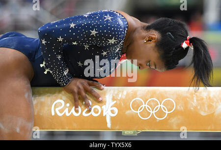 Ginnasta americano Simone Biles compete nel fascio di equilibrio delle qualifiche al Rio 2016 Olimpiadi di estate a Rio de Janeiro, Brasile, 6 agosto 2016. Foto di Kevin Dietsch/UPI Foto Stock