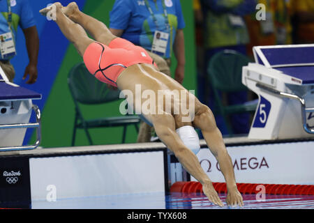 America's Conor Dwyer compete in calore sei degli Uomini 200m Freestyle all'Olympic Aquatics Stadium presso il Rio 2016 Olimpiadi di estate a Rio de Janeiro, Brasile, il 7 agosto 2016. Dwyer ha vinto il suo calore con un tempo di 1:45.95. Foto di Matteo Healey/UPI Foto Stock