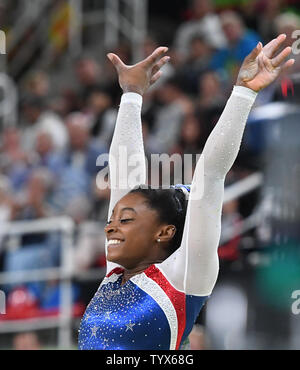 Simone Biles degli Stati Uniti reagisce dopo lei compete il giogo della bilancia a donne individuale tutto nella ginnastica artistica presso HSBC Arena (Arena Ol'mpica do Rio) presso il Rio 2016 Olimpiadi di estate a Rio de Janeiro, Brasile, il 11 agosto 2016. Foto di Terry Schmitt/UPI Foto Stock