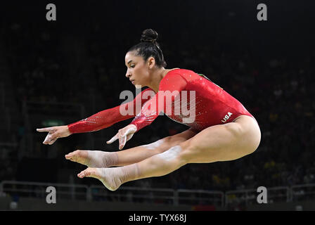 Aly Raisman del Stati Uniti compete il giogo della bilancia a donne individuale tutto nella ginnastica artistica presso HSBC Arena (Arena Ol'mpica do Rio) presso il Rio 2016 Olimpiadi di estate a Rio de Janeiro, Brasile, il 11 agosto 2016. Foto di Terry Schmitt/UPI Foto Stock