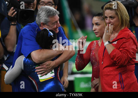 Simone Biles degli Stati Uniti abbracci coach Mihai Brestyan dopo la concorrenza alla donne individuale tutto nella ginnastica artistica presso HSBC Arena (Arena Ol'mpica do Rio) presso il Rio 2016 Olimpiadi di estate a Rio de Janeiro, Brasile, il 11 agosto 2016. Simone Biles ha vinto un oro olimpico nel femminile tutto intorno la concorrenza e il compagno di squadra Aly Raisman ha vinto una medaglia d'argento nell'evento. foto da Terry Schmitt/UPI Foto Stock