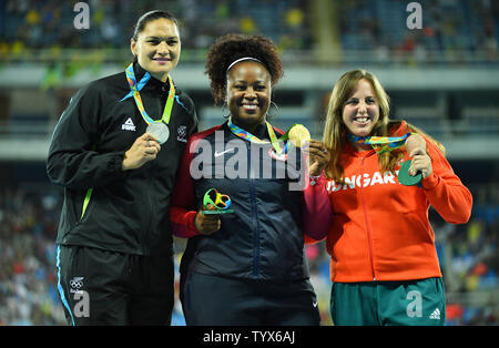 Medaglia di argento Valerie Adams di Nuova Zelanda, medaglia d'Oro Michelle Carter degli Stati Uniti e di bronzo Elenco supporti Anita Marton di Ungheria festeggiare sul podio durante la premiazione dopo la donna colpo messo finale allo Stadio Olimpico presso il Rio 2016 Olimpiadi di estate a Rio de Janeiro, Brasile, il 13 agosto 2016. Foto di Kevin Dietsch/UPI Foto Stock