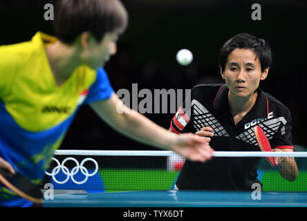 Singapore Feng Tianwei serve a Australia Liu Jia durante la loro tabella match di tennis presso il Rio 2016 Olimpiadi di estate a Rio de Janeiro, Brasile, 8 agosto 2016. Foto di Kevin Dietsch/UPI Foto Stock