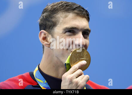 Michael Phelps degli Stati Uniti celebra con i compagni di squadra dopo aver vinto la medaglia d'oro negli uomini 4x200m freestyle relè presso l'Olympic Aquatics Stadium presso il Rio 2016 Olimpiadi di estate a Rio de Janeiro, Brasile, il 9 agosto 2016. Gli Stati Uniti hanno vinto la medaglia d'oro e Michael Phelps vince il suo ventunesimo Medaglia d'oro. Foto di Matteo Healey/UPI Foto Stock