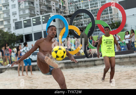 I residenti locali giocare a calcio pallavolo conosciuto localmente come Footvolley sulla spiaggia di Copacabana al tramonto a Rio de Janeiro, Brasile, 9 agosto 2016. I giochi a completare il quarto giorno con gli Stati Uniti che portano il medagliere seguita da Cina e Russia. Foto di Richard Ellis/UPI.. Foto Stock