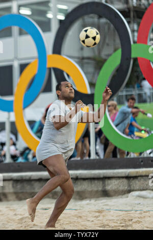 I residenti locali giocare a calcio pallavolo conosciuto localmente come Footvolley sulla spiaggia di Copacabana al tramonto a Rio de Janeiro, Brasile, 9 agosto 2016. I giochi a completare il quarto giorno con gli Stati Uniti che portano il medagliere seguita da Cina e Russia. Foto di Richard Ellis/UPI.. Foto Stock