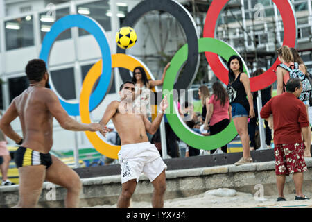 I residenti locali giocare a calcio pallavolo conosciuto localmente come Footvolley sulla spiaggia di Copacabana al tramonto a Rio de Janeiro, Brasile, 9 agosto 2016. I giochi a completare il quarto giorno con gli Stati Uniti che portano il medagliere seguita da Cina e Russia. Foto di Richard Ellis/UPI.. Foto Stock