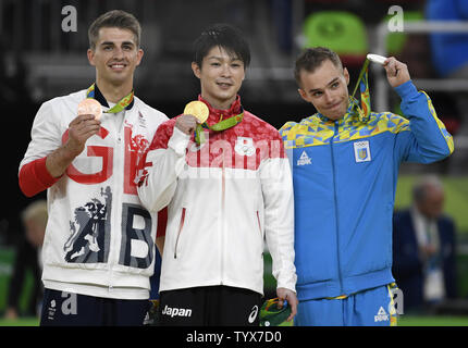 Ginnasta giapponese Kohei Uchimura (C) mantiene la sua medaglia d' Oro come dell'Ucraina Oleg Verniaiev (argento), (R) e Gran Bretagna Max Whitlock (bronzo) presente la loro a conclusione dell'uomo di ginnastica artistica completa individuali finali del Rio 2016 Olimpiadi di estate a Rio de Janeiro, Brasile, 10 agosto 2016. Foto di Mike Theiler/UPI Foto Stock