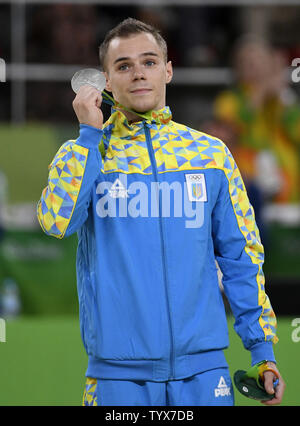 Per l'Ucraina Oleg ginnasta Verniaiev mantiene la sua medaglia d argento) a conclusione dell'uomo di ginnastica artistica completa individuali finali del Rio 2016 Olimpiadi di estate a Rio de Janeiro, Brasile, 10 agosto 2016. Il Giappone Kohei Uchimura ha vinto la medaglia d'oro e Gran Bretagna Max Whitlock ha vinto il bronzo. Foto di Mike Theiler/UPI Foto Stock