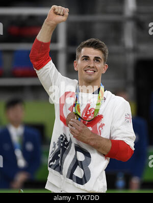 Gran Bretagna ginnasta Max Whitlock riconosce applausi come egli detiene la medaglia di bronzo a conclusione dell'uomo di ginnastica artistica completa individuali finali del Rio 2016 Olimpiadi di estate a Rio de Janeiro, Brasile, 10 agosto 2016. Il Giappone Kohei Uchimura ha vinto la medaglia d'oro e dell'Ucraina Oleg Verniaiev ha vinto l'argento. Foto di Mike Theiler/UPI Foto Stock