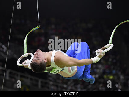 Gran Bretagna ginnasta Max Whitlock esegue la sua routine sugli anelli in uomini di ginnastica artistica completa individuali finali del Rio 2016 Olimpiadi di estate a Rio de Janeiro, Brasile, 10 agosto 2016. Whitlock ha vinto la medaglia di bronzo come il Giappone Kohei Uchimura ha vinto la medaglia d'oro e dell'Ucraina Oleg Verniaiev ha vinto l'argento. Foto di Mike Theiler/UPI Foto Stock