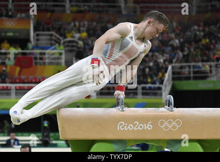 La Gran Bretagna del Nilo ginnasta Wilson esegue la sua routine sul cavallo negli uomini di ginnastica artistica completa individuali finali del Rio 2016 Olimpiadi di estate a Rio de Janeiro, Brasile, 10 agosto 2016. Il Giappone Kohei Uchimura ha vinto la medaglia d'oro, dell'Ucraina Oleg Verniaiev ha vinto l'argento e Gran Bretagna Max Whitlock ha vinto il bronzo. Foto di Mike Theiler/UPI Foto Stock