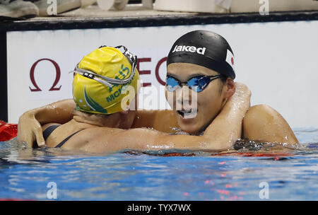 Rie Kaneto del Giappone festeggia con Taylor McKeown di Australia dopo aver vinto la medaglia d'oro nel femminile 200m rana finale alla Olympic Aquatics Stadium presso il Rio 2016 Olimpiadi di estate a Rio de Janeiro, Brasile, il 11 agosto 2016. Foto di Matteo Healey/UPI Foto Stock