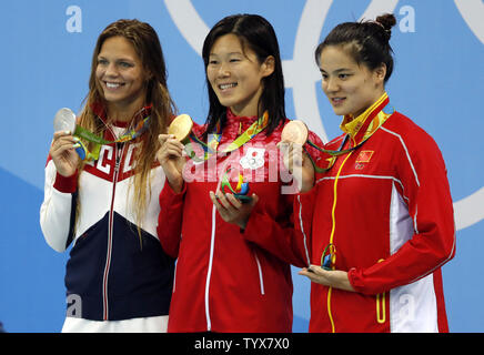 Medaglia di argento Yuliya Efimova della Russia, medaglia d'Oro Rie Kaneto del Giappone e medaglia di bronzo Shi Jinglin dalla Cina di stand per la premiazione dopo la donna 200m rana finale alla Olympic Aquatics Stadium presso il Rio 2016 Olimpiadi di estate a Rio de Janeiro, Brasile, il 11 agosto 2016. Foto di Matteo Healey/UPI Foto Stock