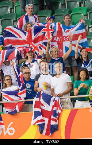 I tifosi inglesi il tifo per i ciclisti del team Gran Bretagna durante gli Uomini Squadra sprint finale al Rio velodromo olimpico durante le 2016 Olimpiadi di estate a Rio de Janeiro, Brasile, il 11 agosto 2016. La Gran Bretagna ha vinto con un tempo di 42.440 stabilendo un nuovo record olimpico. Foto di Richard Ellis/UPI Foto Stock
