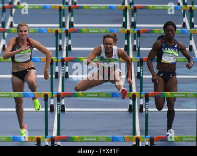 Jessica Ennis-Hill (C) prende un ostacolo tra Brianne Theisen Eaton del Canada(L) e Antonietta Nana Djimou Ida della Francia in un calore di donne di Heptathlon 100m ostacoli con la WSA Heather Miller-Koch a destra è eseguito allo stadio Olimpico presso il Rio 2016 Olimpiadi di estate a Rio de Janeiro, Brasile, 12 agosto 2016. Ennis-Hill ha vinto la medaglia di oro nelle Olimpiadi di Londra 2012. Foto di Terry Schmitt/UPI Foto Stock