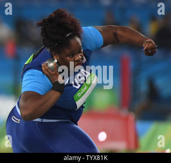 Michelle Carter del USA getta il colpo messo allo Stadio Olimpico presso il Rio 2016 Olimpiadi di estate a Rio de Janeiro, Brasile, 12 agosto 2016. Carter ha gettato 20.63m sul suo ultimo lancio per vincere l'oro. Foto di Terry Schmitt/UPI Foto Stock