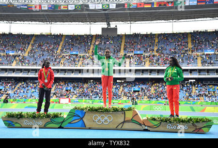 Da sinistra a destra, medaglia d'argento Darya Maslova del Kenya, medaglia d'oro Almaz l'Ayana di Etiopia e medaglia di bronzo Tirunesh Dibaba dell Etiopia pone durante la premiazione per le donne del 10.000m presso il Rio 2016 Olimpiadi di estate a Rio de Janeiro, Brasile, 12 agosto 2016. L'Ayana ha vinto con un nuovo record mondiale di 29:17.45. Foto di Kevin Dietsch/UPI Foto Stock