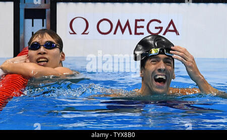 USA Michael Phelps sorrisi dopo ha vinto una medaglia d'argento durante gli Uomini 100m Butterfly nell'Olympic Aquatics Stadium presso il Rio 2016 Olimpiadi di estate a Rio de Janeiro, Brasile, il 12 agosto 2016. Foto di Richard Ellis/UPI Foto Stock