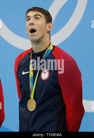 Michael Phelps degli Stati Uniti detiene la sua medaglia d oro dopo gli uomini del 4 x 100m relè Medley finale alla Olympic Aquatics Stadium presso il Rio 2016 Olimpiadi di estate a Rio de Janeiro, Brasile, il 13 agosto 2016. Michael Phelps vince il suo ventitreesimo tutti i tempi medaglia d'oro alle Olimpiadi. Foto di Matteo Healey/UPI Foto Stock